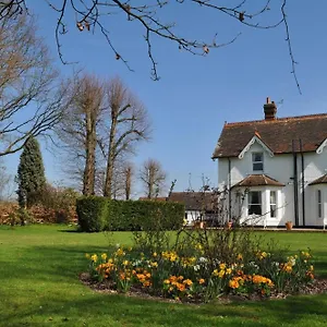 Lodge Hookwood London Gatwick