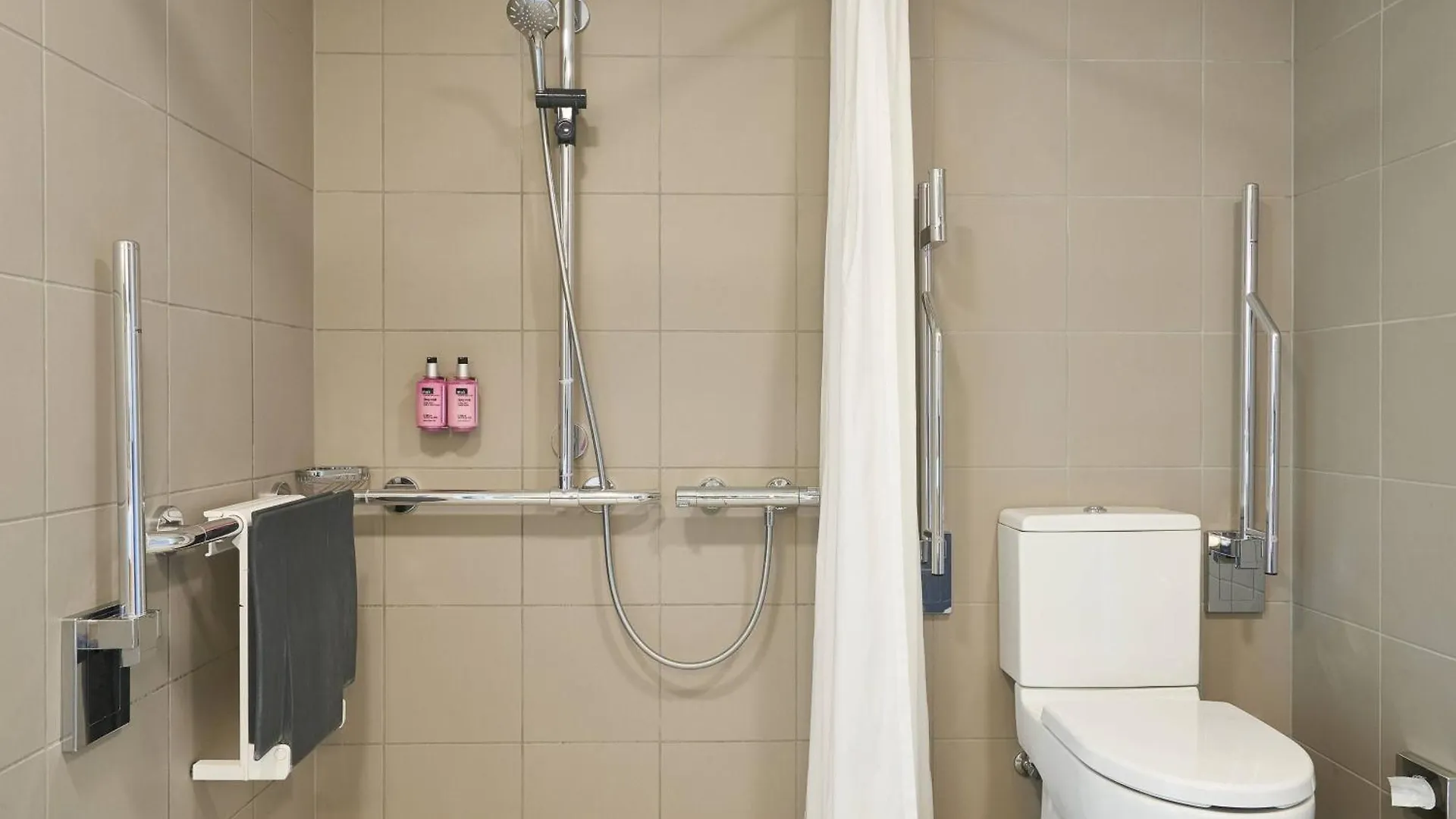 Moxy London Heathrow Airport Hotel Hounslow 4*,