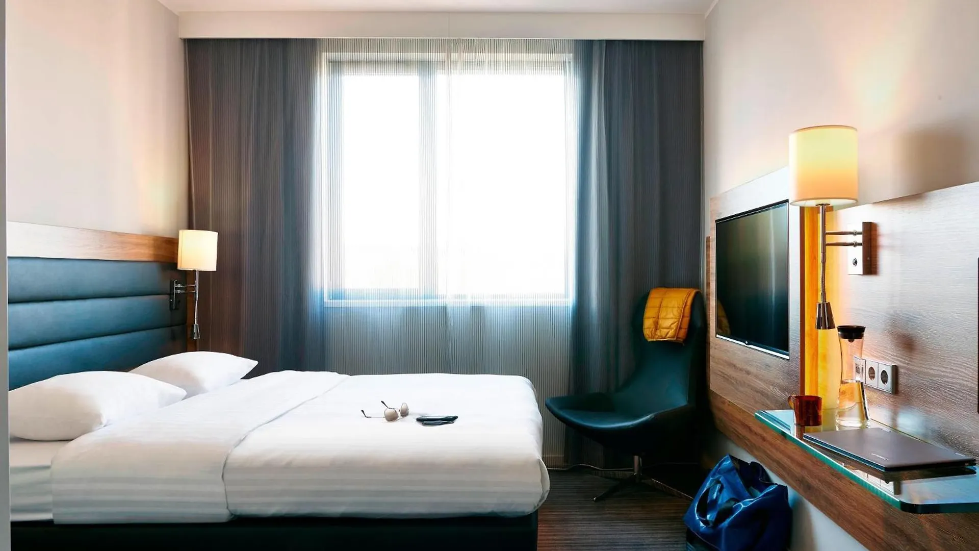 Moxy London Heathrow Airport Hotel Hounslow