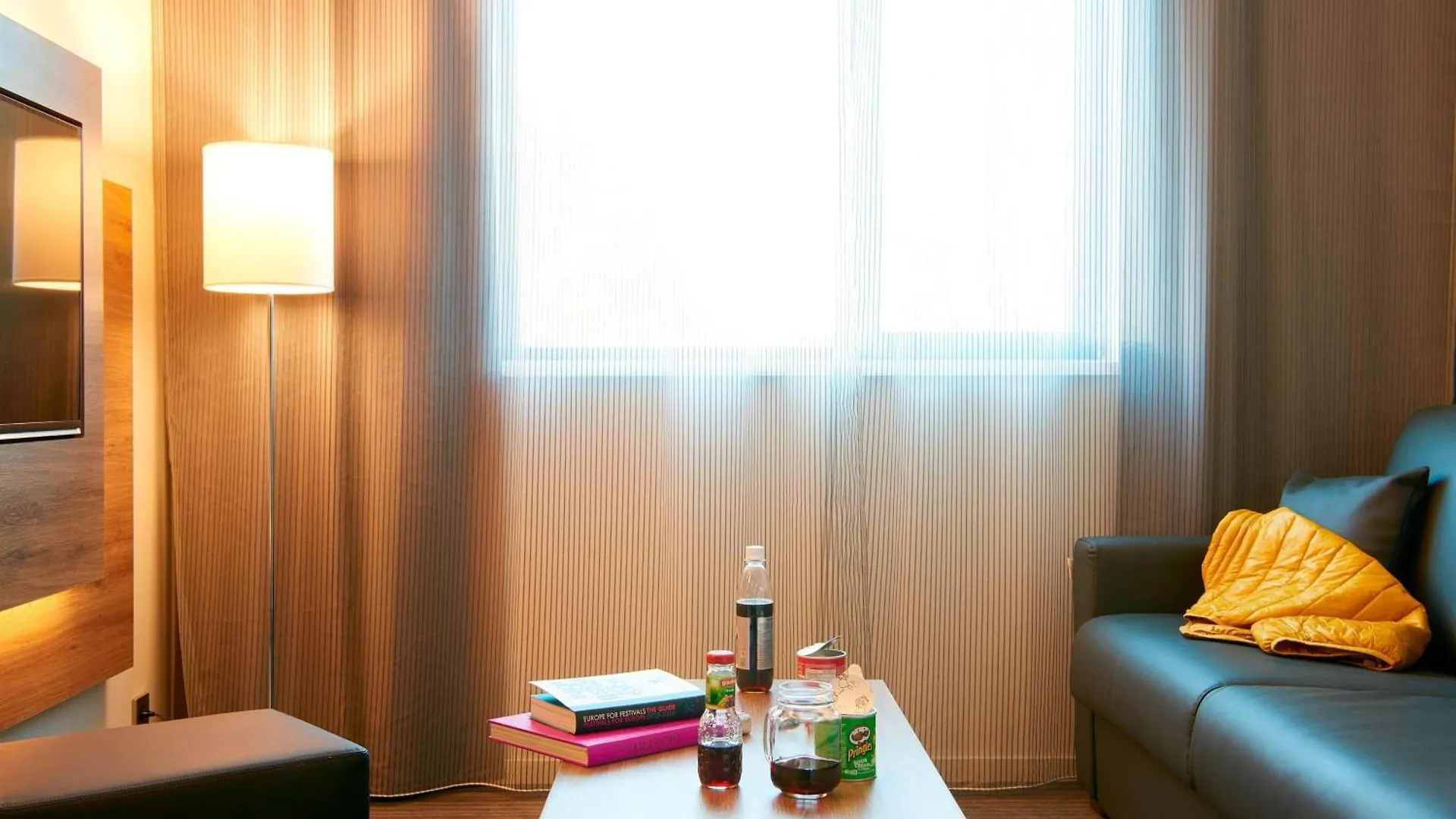 Moxy London Heathrow Airport Hotel Hounslow 4*,