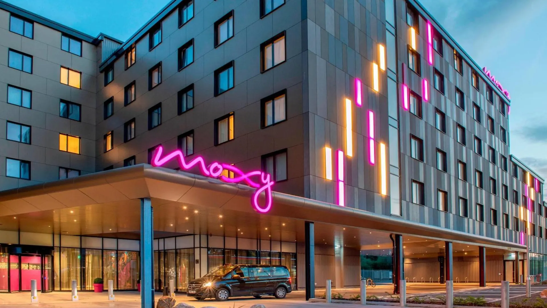 Moxy London Heathrow Airport Hotel Hounslow 4*,